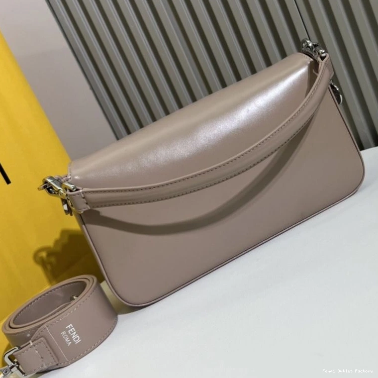 Vintage HOT Bag Khaki Leather Medium Smooth Tiffany Baguette Fendi In 0822